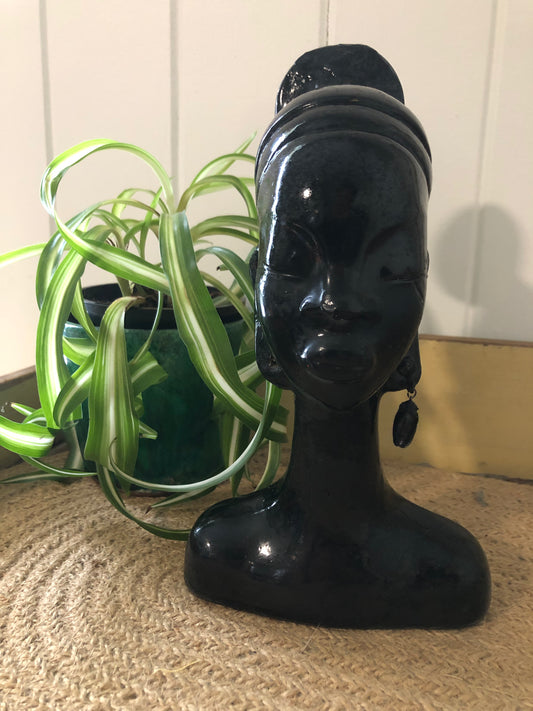 Lady head figurine. Black